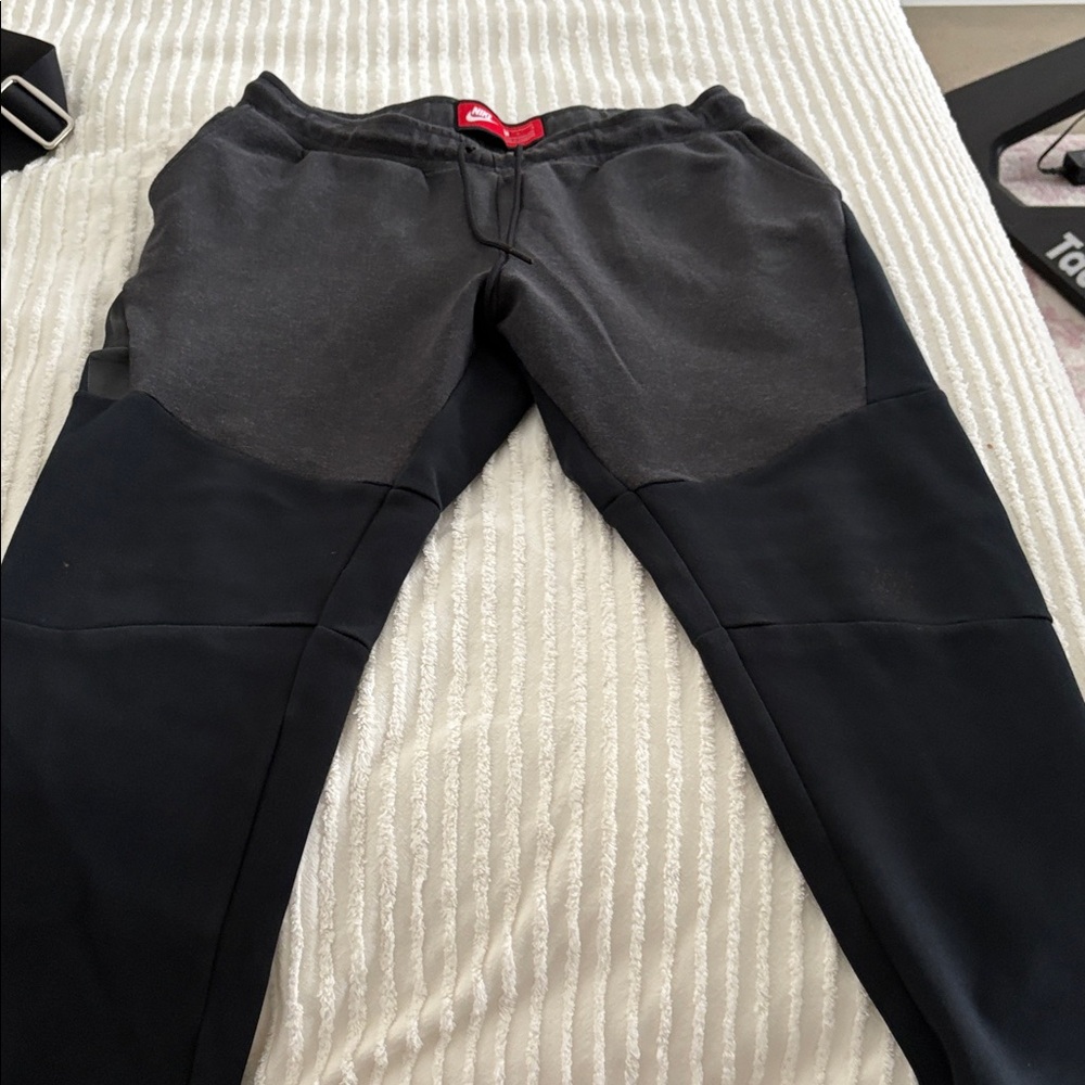 Nike Men's Black and Dark Gray Joggers